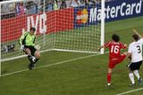 Ugur Boral (v červeném) posílá Turecko mezi nohama německého gólmana Jense Lehmanna do vedení 1:0.
