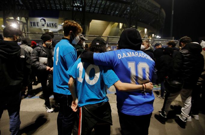 Fanoušci si připomínají památku zesnulého Diega Armanda Maradony (Neapol, stadion San Paolo)