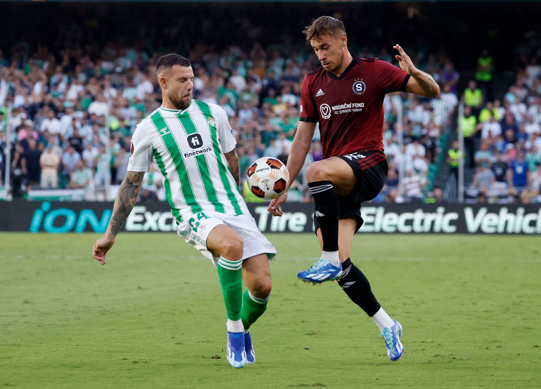 fotbal, Evropská liga, 2023/2024, Betis Sevilla - Sparta, Aitor Ruibal, Matěj Ryneš,