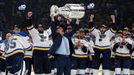 7. finále NHL 2018/19, Boston - St. Louis: Trenér Blues Craig Berube oslavuje zisk Stanley Cupu.