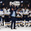 7. finále NHL 2018/19, Boston - St. Louis: Trenér Blues Craig Berube oslavuje zisk Stanley Cupu.