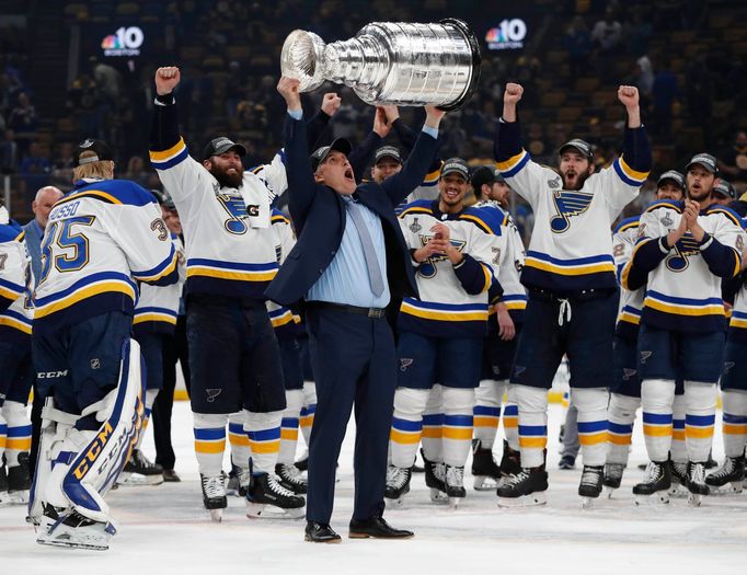 7. finále NHL 2018/19, Boston - St. Louis: Trenér Blues Craig Berube oslavuje zisk Stanley Cupu.