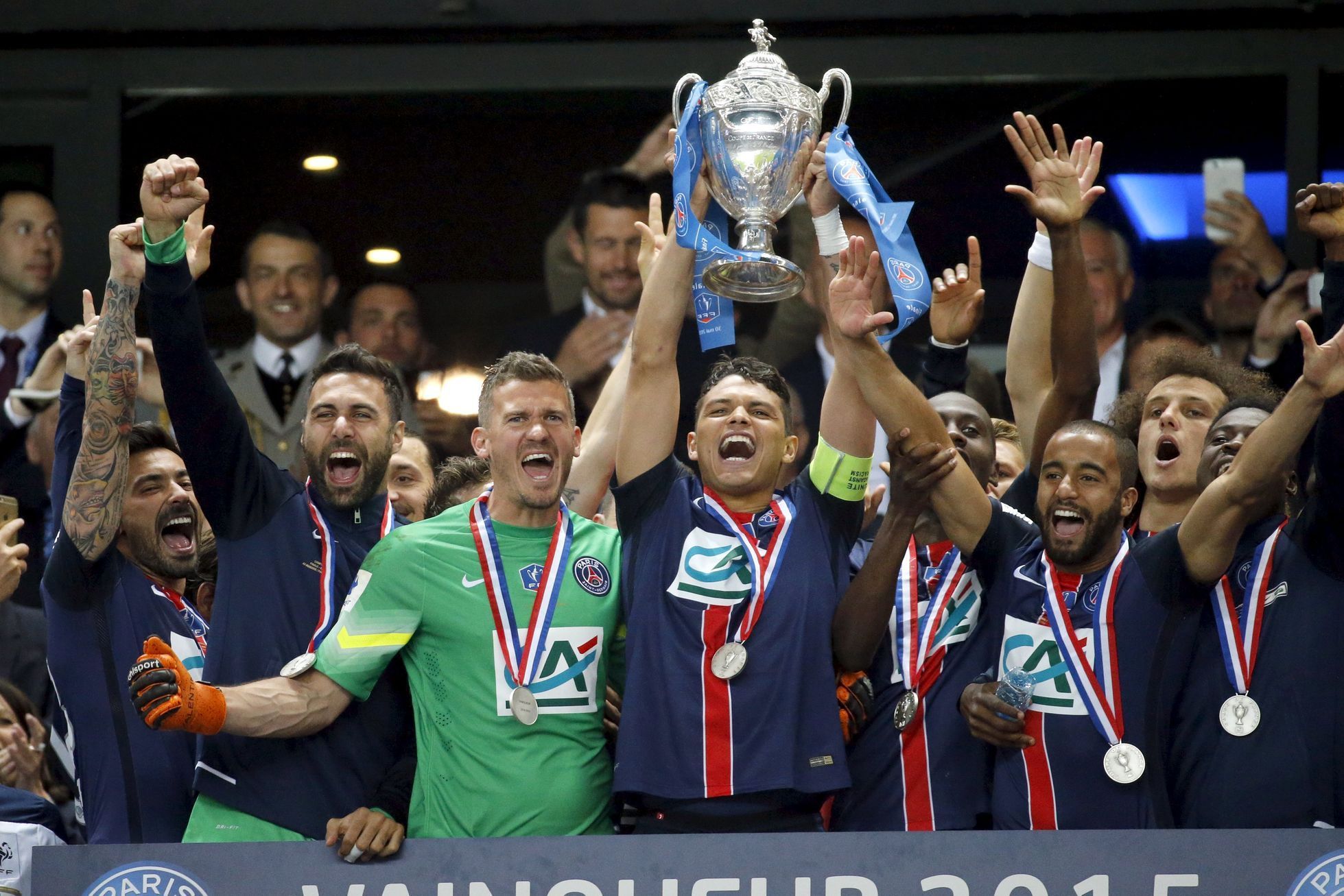 Hráči Paris St. Germain oslavují zisk poháru.