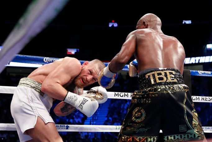 Fotografie ze zápasu Floyd Mayweather vs. Conor McGregor.