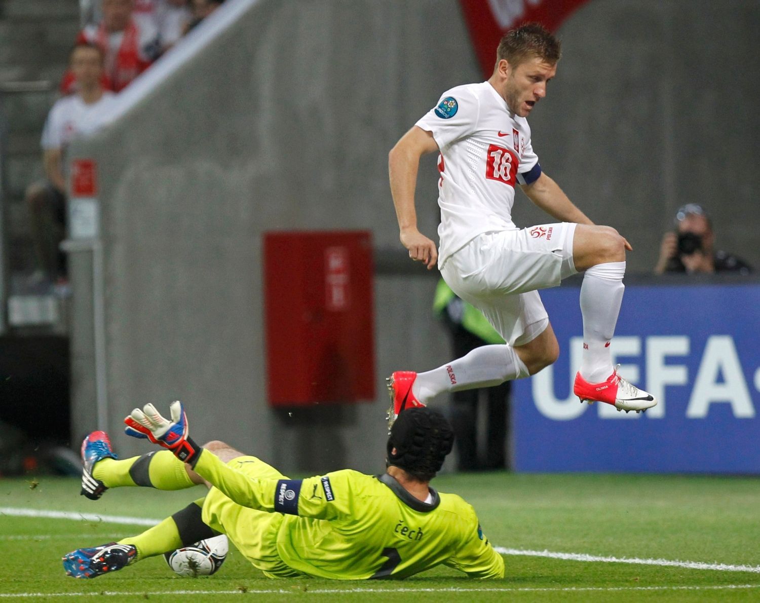 Český brankář Petr Čech likviduje nájezd Poláka Jakuba Blaszczykowskiho v utkání skupiny A na Euru 2012