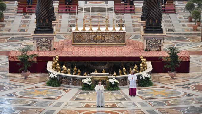 Papež František pronáší tradiční požehnání Urbi et Orbi.