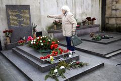 Gottwaldův hrob na Olšanech někdo polil červenou barvou. Vandalovi hrozí až roční vězení