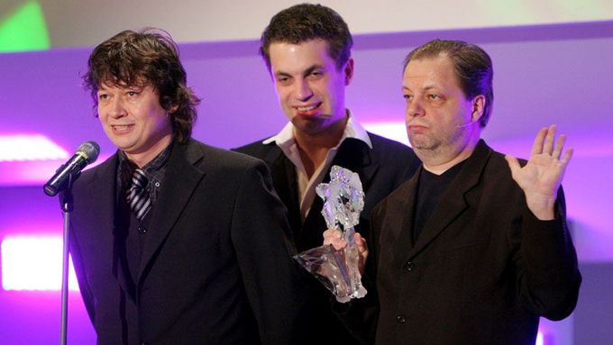 Milan Šteindler předával Českého lva za divácky nejúspěšnější film. Získal jej film Rafťáci režiséra Karla Janáka (vlevo) a producenta Adama Dvořáka.
