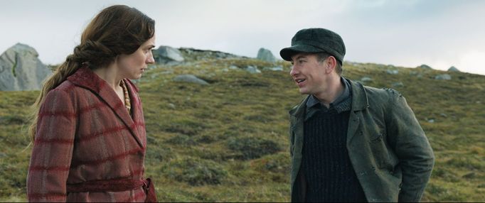 Kerry Condonová v roli Siobhán a Barry Keoghan jako Dominic.