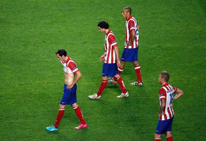 Atletico Madrid's Toby Alderweireld (R) reacts next to his team mates during their Champions League final soccer match against Real Madrid at the Luz Stadium in Lisbon Ma