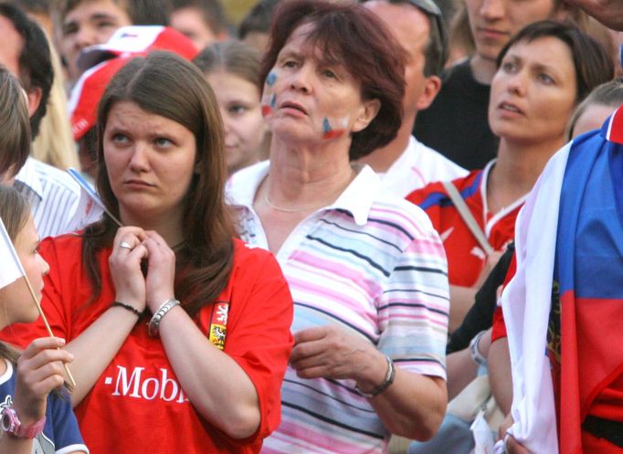 Poměr fanoušků a fanynek na Staroměstském náměstí byl vyrovnaný. Zápas s Ghanou nikoliv...