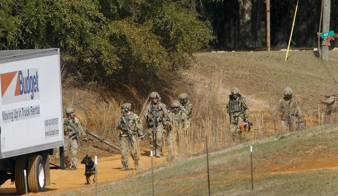 Law enforcement officials including the FBI return from the scene of a shooting and hostage taking near Midland City, Alabama February 1, 2013. Residents in a rural Alabama town prayed on Friday and called for the release of a 5-year-old boy being held captive for a fourth day by a man accused of shooting a school bus driver and then taking the child hostage. REUTERS/Phil Sears (UNITED STATES - Tags: CRIME LAW) Published: Úno. 1, 2013, 9:33 odp.