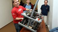 I tento robot závodil ve Stromovce na Robo Tour 2006. Jeho váha je asi třicet pět kilo. "Podívejte se, každý robot má mít velký červený vypínač," ukazuje jeho konstruktér Kamil Řezáč (vlevo) tlačítko vpravo nahoře.