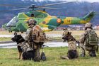 "Nepřekonatelná překážka." Česká armáda si objednala batohy z Číny, uvízly jí v Rusku