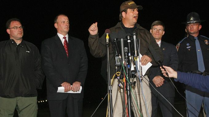Místní šerif a agenti FBI během improvizované tiskové konference.