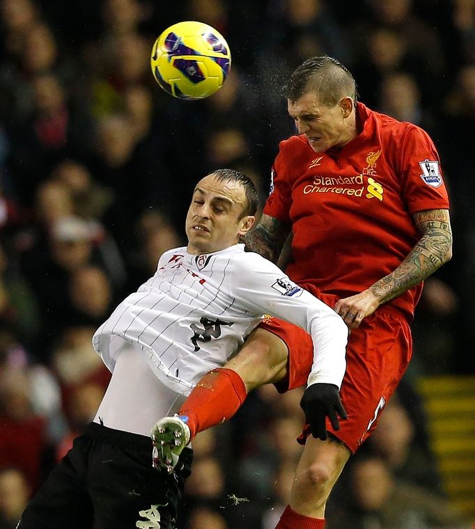 Proč Fulham nedal ani gól? Třeba proto, že jeho útočník Dimitar Berbatov neměl na hřišti ani vteřinu klidu pro přesnou ránu.