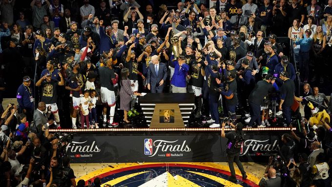 Basketbalisté Denveru slaví triumf v NBA.