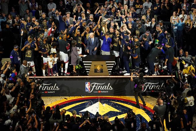 Basketbalisté Denveru slaví triumf v NBA.