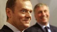 Donald Tusk a Mirek Topolánek na tiskové konferenci po společném jednání v Hrzánském paláci.