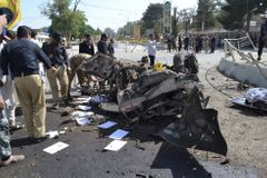 Sebevražedný atentátník v Pákistánu zaútočil před volební místností, zemřelo nejméně 31 lidí