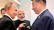 Lídři Ruska, Indie a Číny, Vladimir Putin, Narendra Modi a Si Ťin-pching debatují před zahájením summitu Šanghajské organizace pro spolupráci v kongresovém centru v Tchien-ťinu.