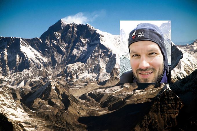 Na ilustrační koláži: Archivní foto horolezce Pavla Kalného, v pozadí masiv hory Lhotse.