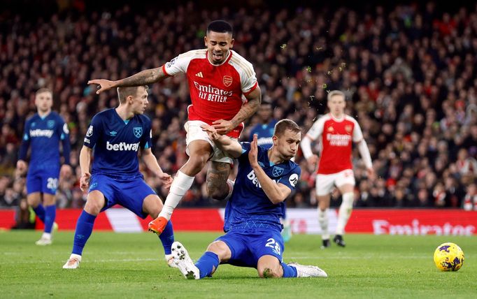 Útočník Arsenalu Gabriel Jesus v souboji se záložníkem West Hamu Tomášem Součkem