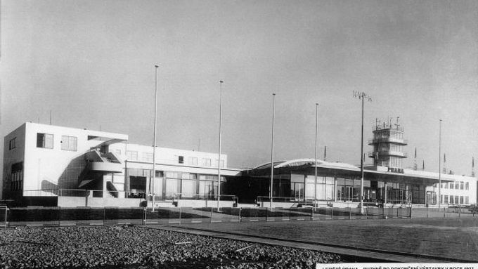 Před 75 lety přistálo v Ruzyni první letadlo. Jak se od té doby letiště změnilo?
