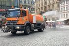 Vedra v Praze. Turisty v centru města zchladil kropící vůz