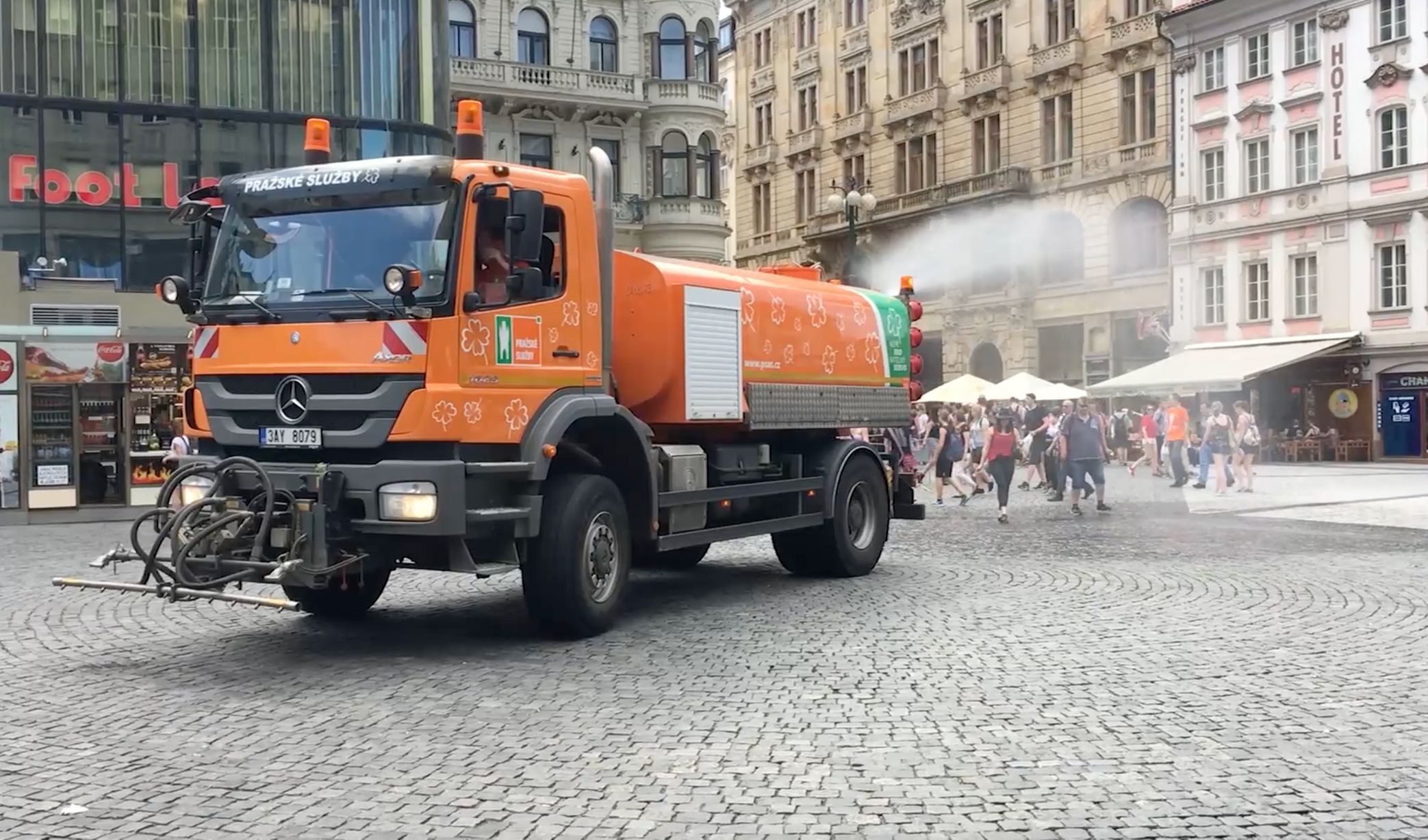 Vedra v Praze. Turisty v centru města zchladil kropící vůz