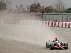 Lewis Hamilton se dostal se svým McLarenem při testech v Barceloně mimo trať.