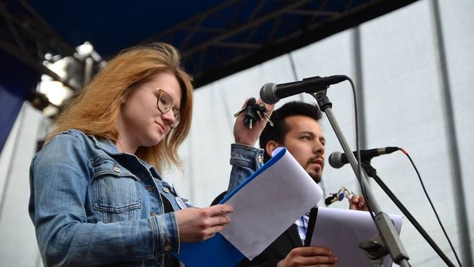 Devatenáctiletá studentka Karolína Farská je jednou z výrazných osobností slovenských demonstrací.