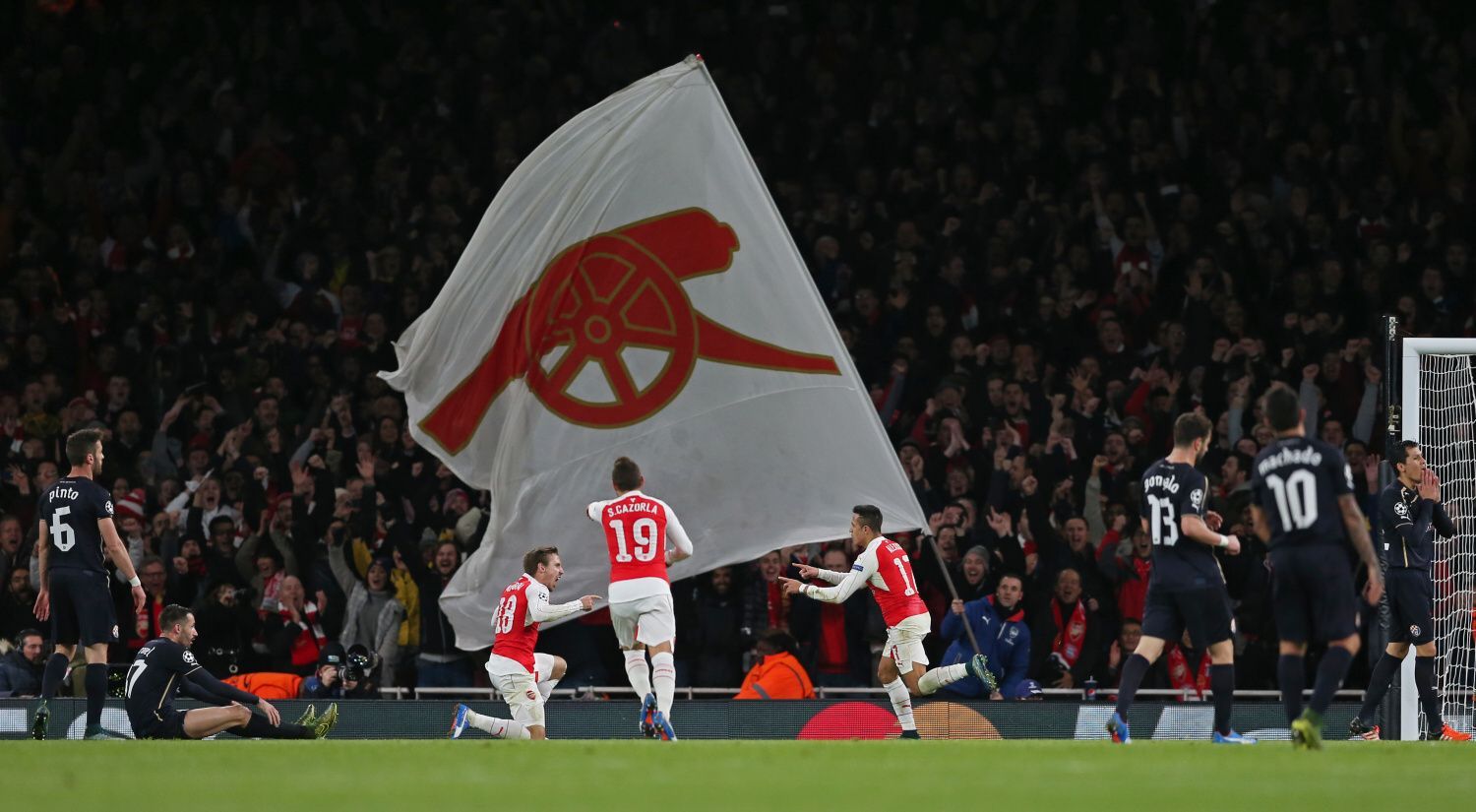 LM, Arsenal-Dinamo Záhřeb: Alexis Sánchez slaví gól na 2:0