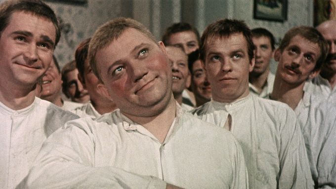 Rudolf Hrušínský jako Švejk ve filmu Karla Steklého z roku 1956, který před několika lety zdigitalizoval Národní filmový archiv.