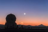 Fotografové na Paranalu si chystají aparáty na zachycení Venuše a Měsíce, v popředí "Auxiliary Telescope", součást Velmi Velkého Teleskopu.