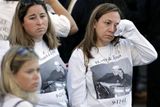 Rodiny příbuzných, kteří zahynuli ve Světovém obchodním centru (WTC) během pamětního setkání v New Yorku