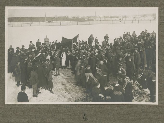 Svatba uprchlíků v barákovém táboře v Německém (dnes Havlíčkově) Brodu 1915-1917.