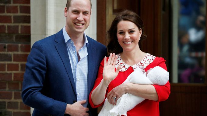 Princ William s manželkou Kate a novorozeným synem.