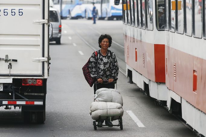 Nejen mobily ale i dopravní zácpy poukazují na proměnu severokorejské metropole.