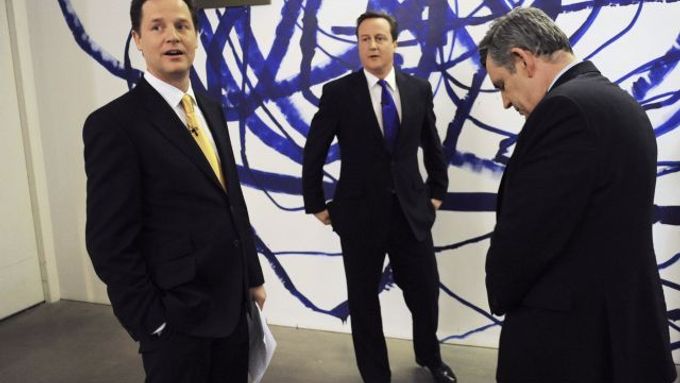 Volební soupeři čekají, až je pustí do televizního studia při druhé debatě v Bristolu. Zleva Nick Clegg, David Cameron a Gordon Brown.