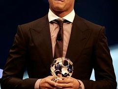 Cristiano Ronaldo, nejlepší hráč Ligy mistrů minulého roku. Také on je samozřejmě v hledáčku šejků.