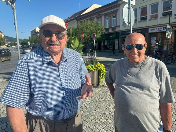 "Samozřejmě, že budeme volit Okamuru, říká to samé už mnoho let, nemění své názory," svěřili se mi tito dva senioři v Bystřici pod Hostýnem.