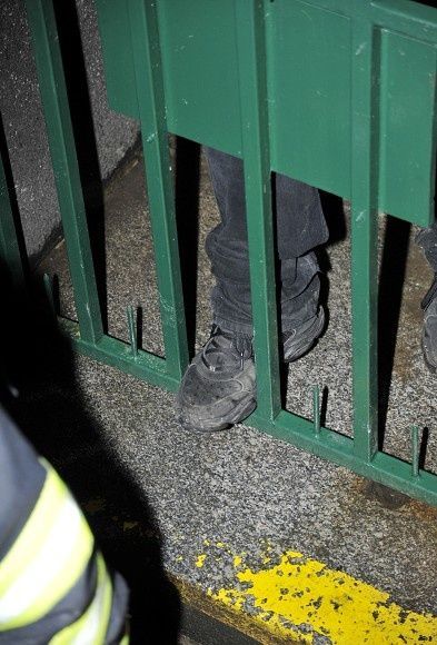 Hasiči vyprošťují muže, který si stoupnul na ocelový trn