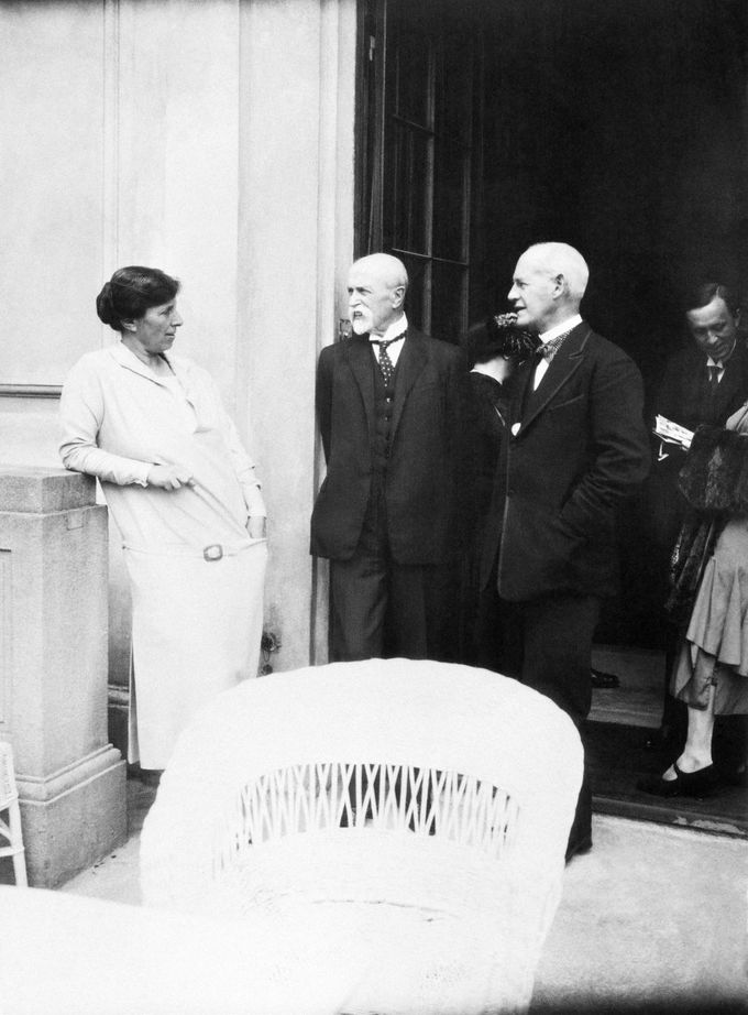 Alice Masaryková, dcera a první dáma, v rozhovoru s prezidentem T. G. Masarykem a britským spisovatelem Johnem Galsworthym v Lánech, 1926. V pozadí spisovatel Karel Čapek