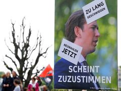 "Kdo mlčí, vypadá jako by souhlasil," říká transparent jednoho z demonstrantů ve Vídni.