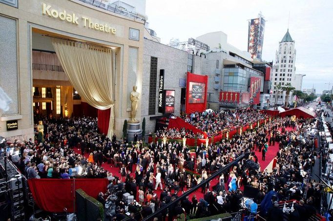 Zalidněný červený koberec před Kodak Theatre patří k symbolům Oscarů, kteří letos ohlásili novou show se spoustou změn