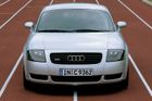 Audi TT (rok 2000, najeto 163 000 km, cena 100 000 Kč) - Odvážné kupé, které dnes pořídíte za velmi malé peníze. Jde přitom o spolehlivou volbu s rozumnou cenou náhradních dílů.