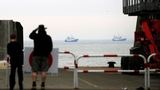 Turisté, kteří se vraceli z velikonočního víkendu, uvízli kvůli protestům francouzských rybářů v přístavu Calais