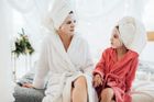 Osmileté školačky se mažou krémy proti stárnutí. Může jim to zničit kůži i zrak