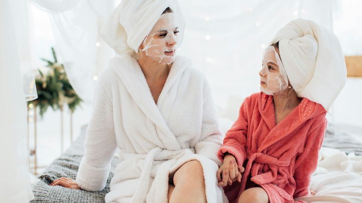 Osmileté školačky se mažou krémy proti stárnutí. Může jim to zničit kůži i zrak; Zdroj foto: Pexels